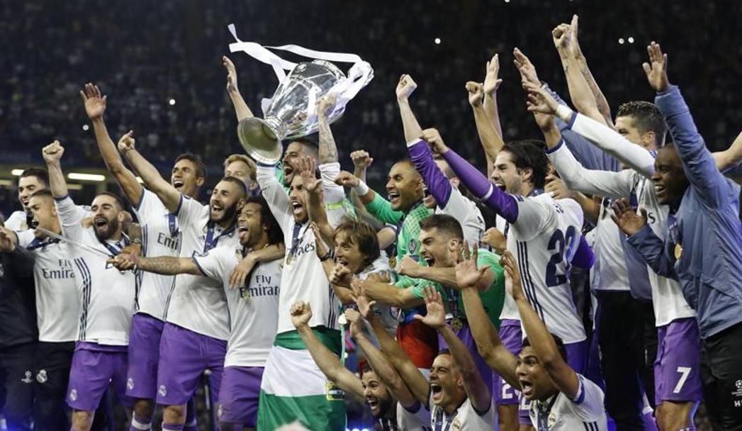 La festa dei giocatori del Real con la Coppa. Reuters